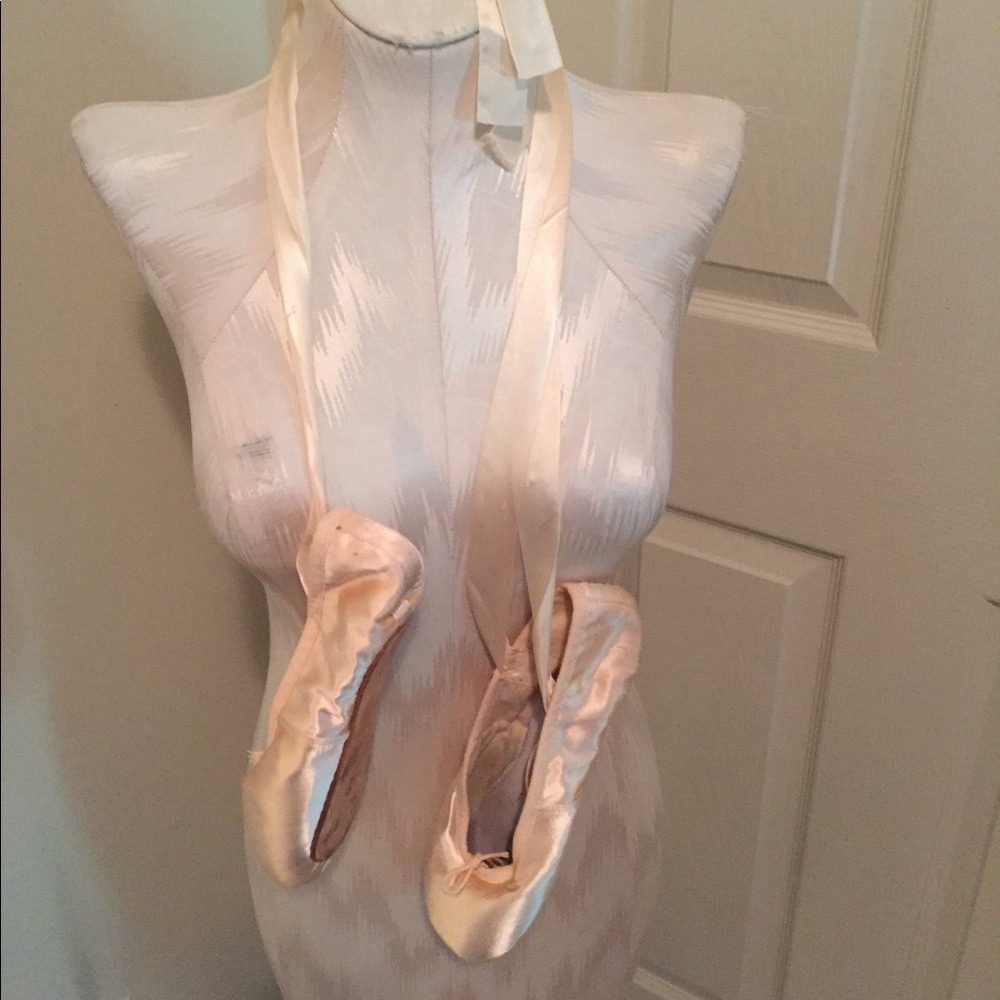Bloch ballet toe shoes size 5.5 worn 1x. $130
